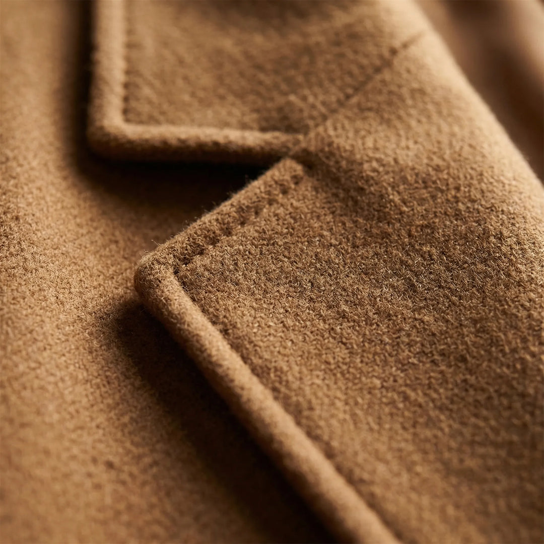 Dunkelblauer langer Herren Mantel, einreihig mit Revers, elegant und modisch für Herbst & Winter.