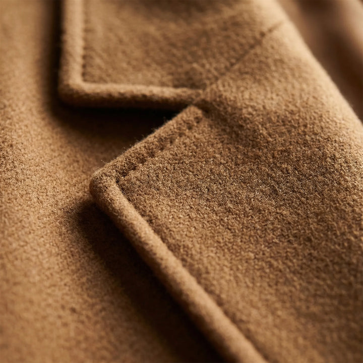 Dunkelblauer langer Herren Mantel, einreihig mit Revers, elegant und modisch für Herbst & Winter.