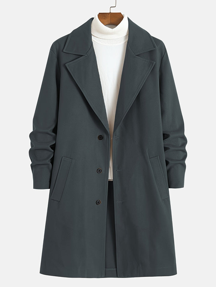 Schlanker, eleganter Herren Langmantel mit Revers. Einreihiger Schnitt für klassische Business-Looks.