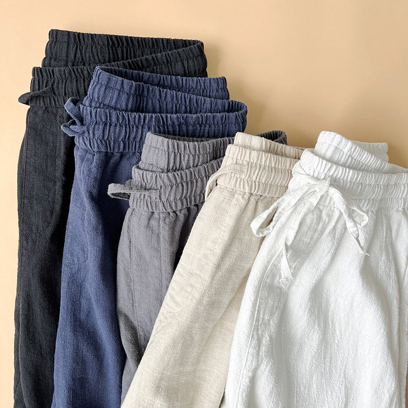 Modell trägt leichte Herren Sommerhose aus Leinen, kombiniert für einen lässigen und frischen Sommerlook.