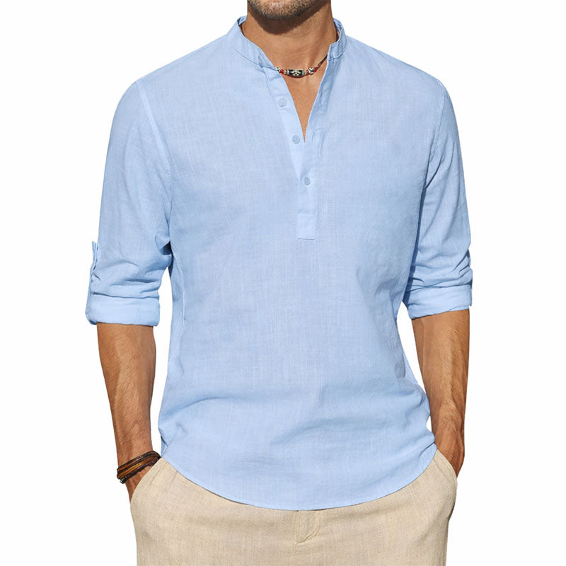 Minimalistisches Herren Langarm-Henley-Shirt mit geknöpftem Ausschnitt. Ideal für Freizeit und kann mit Roll-Up Ärmeln getragen werden.