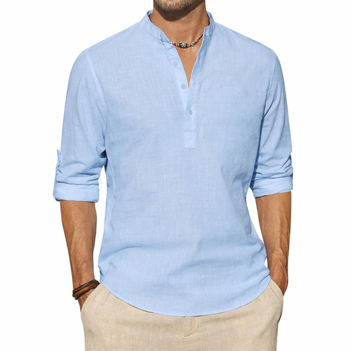 Minimalistisches Herren Langarm-Henley-Shirt mit geknöpftem Ausschnitt. Ideal für Freizeit und kann mit Roll-Up Ärmeln getragen werden.