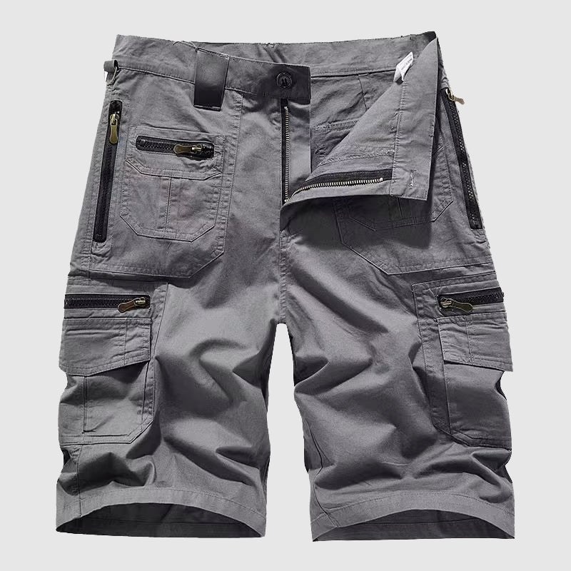 Stilvolle Herren Cargo Shorts in Beige, taktischer Look, kurze Freizeithose mit vielen Taschen, ideal für den Sommer.
