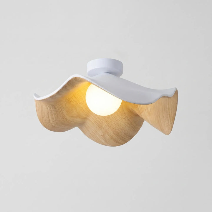 Skulpturale Lotusblüten-Deckenleuchte für Ambientebeleuchtung im Wohnzimmer; modernes Naturdesign in Holzoptik.