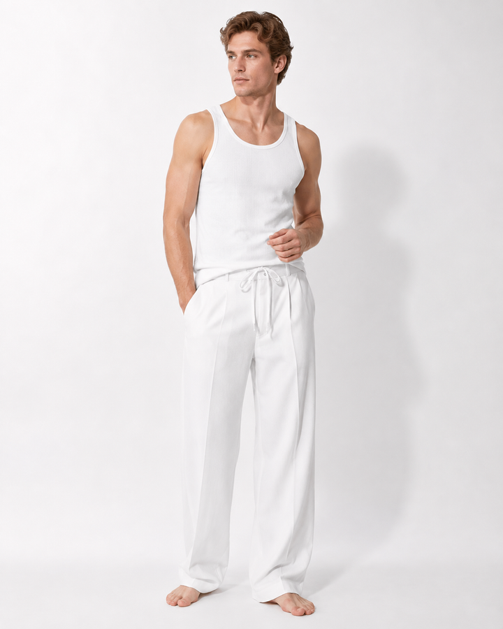 Weiße Herren Sommerhose mit Kordelzug und eleganter Faltenfront. Bequeme Freizeit-Pants für Männer.