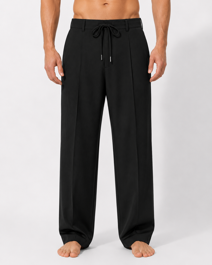 Creme Herren Sommerhose mit Kordelzug. Elegante Faltenhose, ideal für bequeme Freizeit-Looks.