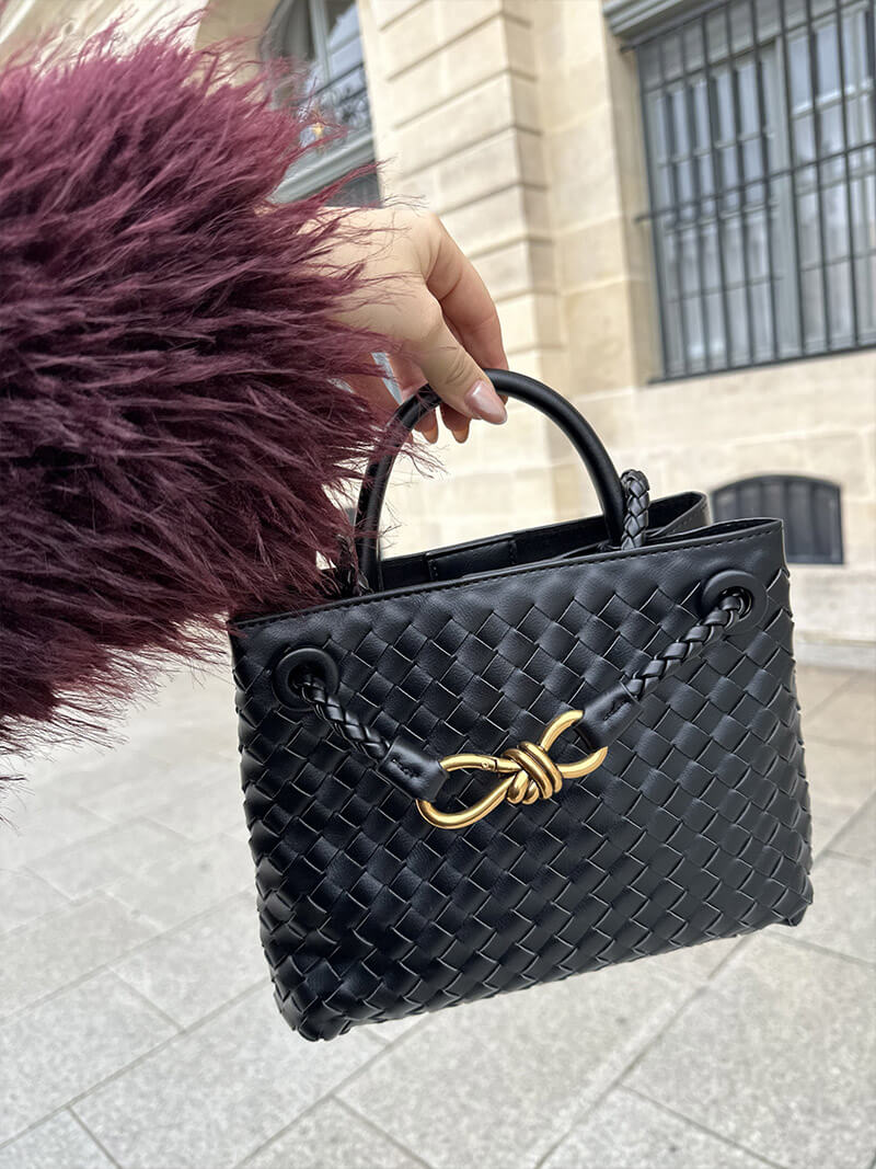 Dame trägt elegante Ruby Handtasche, geflochten aus veganem Leder. Vielseitige Alltags- & Abendtasche.