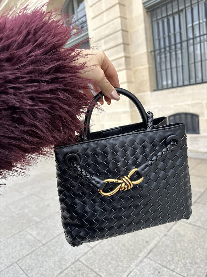 Dame trägt elegante Ruby Handtasche, geflochten aus veganem Leder. Vielseitige Alltags- & Abendtasche.