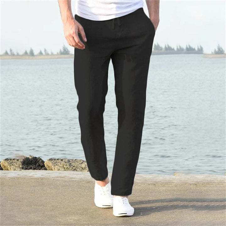 Bequeme Herrenhose mit atmungsaktivem Stoff & Elastikbund, perfekt für warme Sommertage.