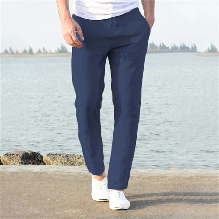 Leichte, knöchellange Herren Freizeithose, atmungsaktiv, ideal für heiße Sommertage.