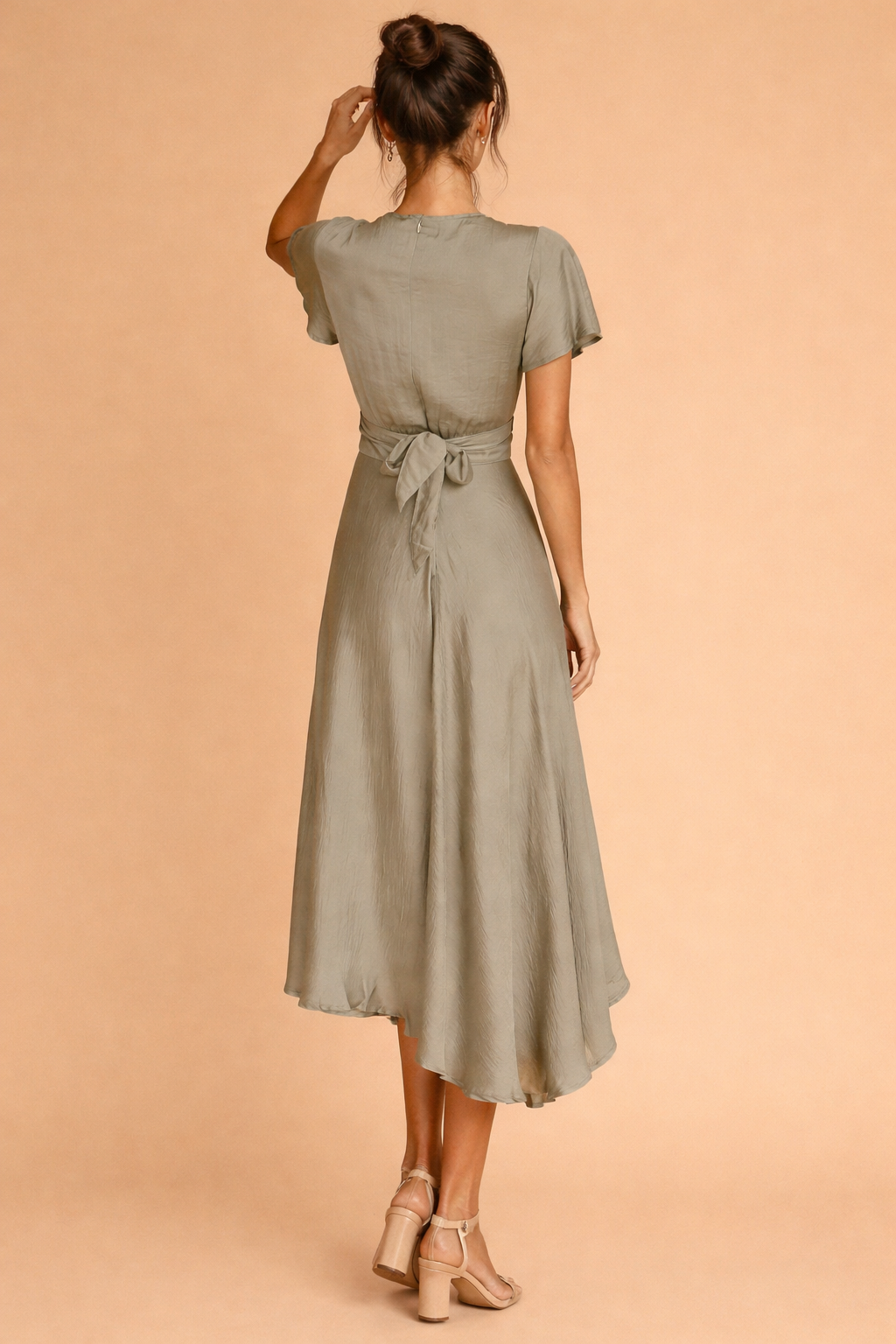 Fließendes, knielanges Damenkleid. Das luftige Design sorgt für eine entspannte und bequeme Passform.