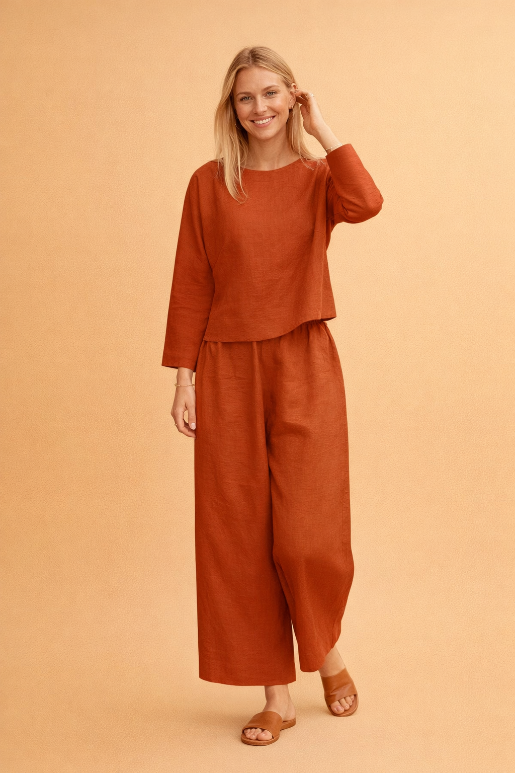 Komfortables Damen Sommer Outfit: Leichte, alltagstaugliche Bluse & Hose. Perfekt für warme Sommertage.