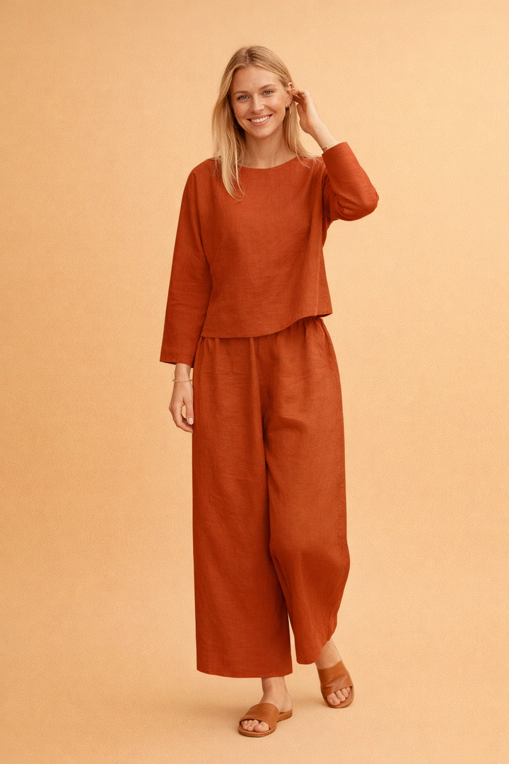 Komfortables Damen Sommer Outfit: Leichte, alltagstaugliche Bluse & Hose. Perfekt für warme Sommertage.