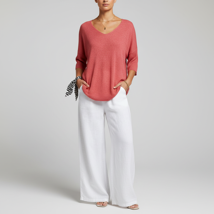 Luftiges Sapphira Damenshirt mit V-Ausschnitt, lockere Passform, ideal für Freizeit & eleganten Lagenlook.
