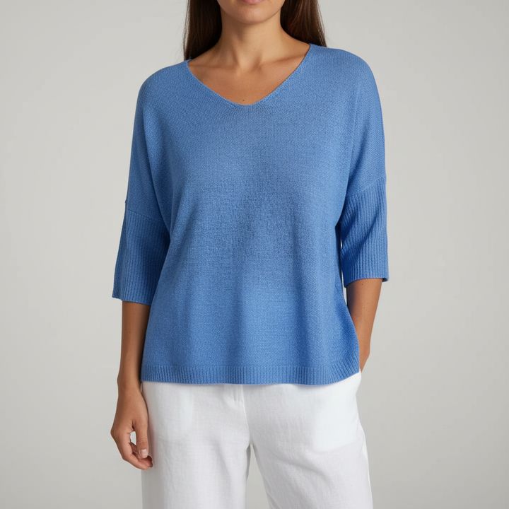 Vielseitiges Damen Oberteil Sapphira mit V-Ausschnitt, leicht & luftig, ideal für Freizeit und festliche Anlässe.