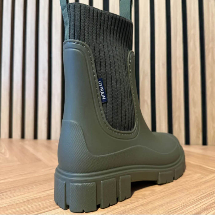 Schwarze Damen-Regenstiefel, wasserabweisend und rutschfest. Ideale Outdoor Schuhe für Stil und Regenschutz.