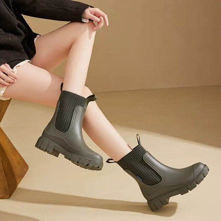 Paar Damen-Regenstiefel, wasserdicht und rutschfest. Robuste Gummistiefel als stilvolle Stiefeletten für Outdoor.