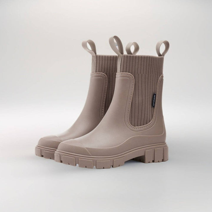Wasserabweisende Oberfläche der Damen-Regenstiefel. Hält Füße trocken und schützt vor Feuchtigkeit. Praktische Gummistiefel.