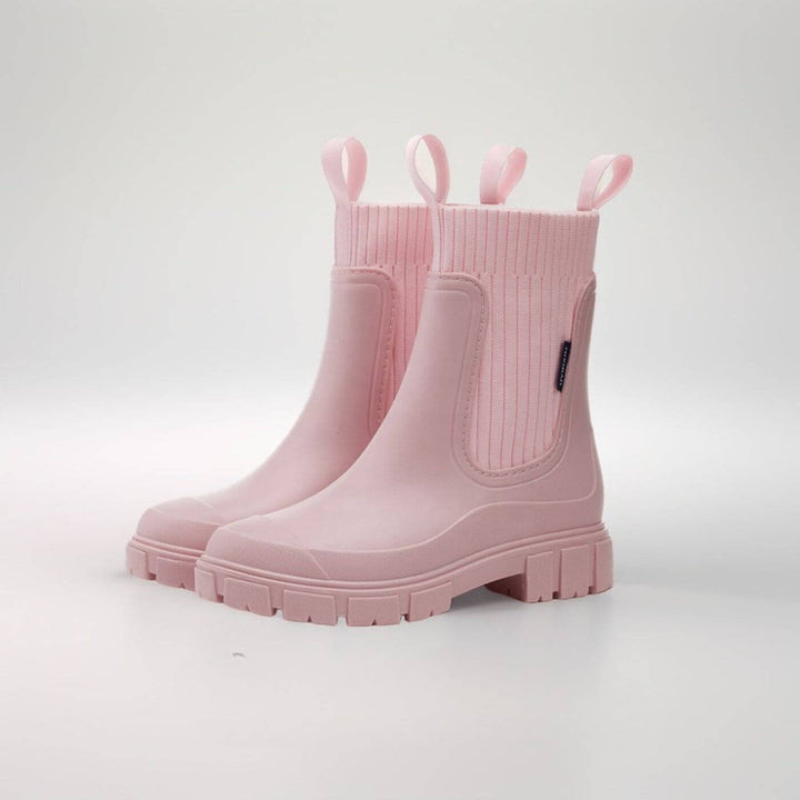 Stilvolle Damen-Regenstiefel als modische Stiefeletten. Komfortable Gummistiefel für urbane Looks & Regenschutz.