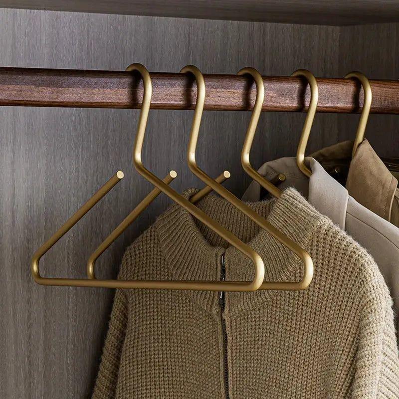 Eleganter Anti-Rutsch Metall-Kleiderbügel Closura für luxuriöse Garderoben und Ordnungssysteme.