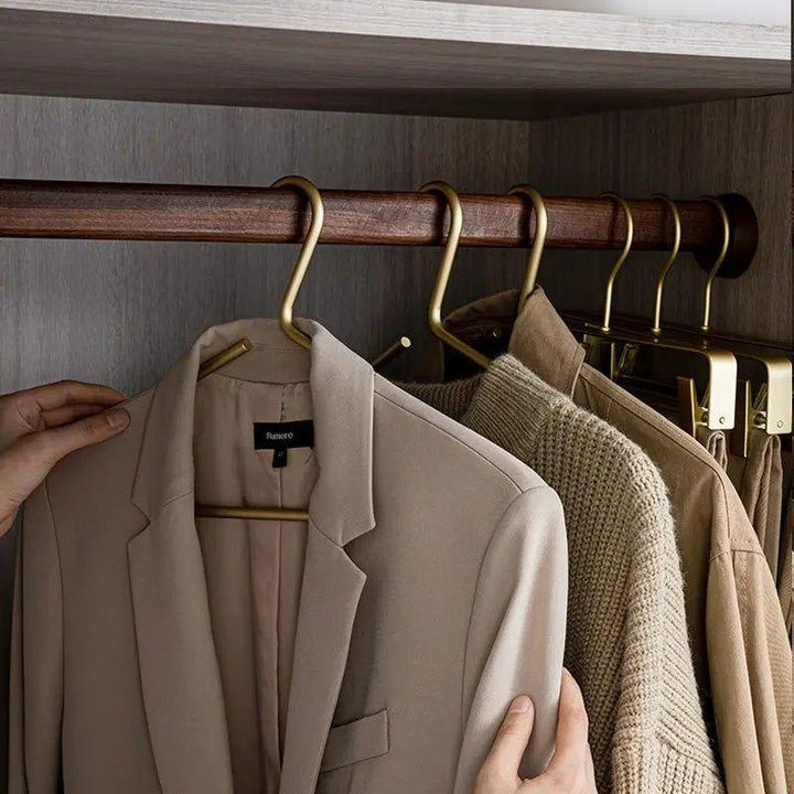 Goldener luxuriöser Anti-Rutsch Kleiderbügel von Closura. Perfekt für elegante Garderoben & Kleiderschränke.