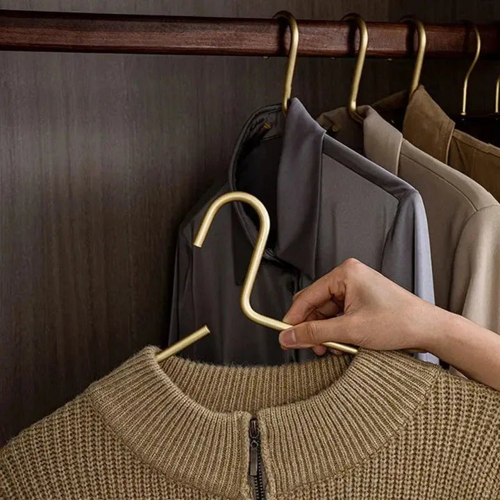 Silberner eleganter Metall-Kleiderbügel mit Anti-Rutsch-Beschichtung für einen ordentlichen Kleiderschrank.
