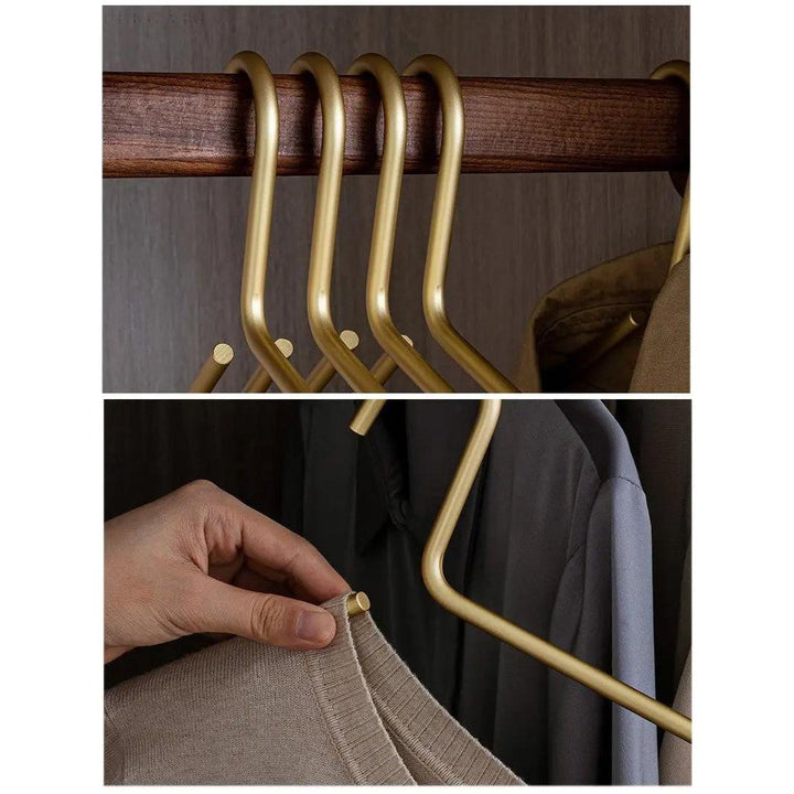 Hochwertiger Anti-Rutsch Kleiderbügel aus Metall, ideal für stabile und aufgeräumte Kleiderschränke.
