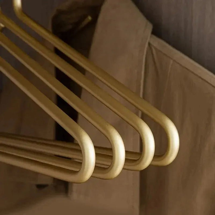 Set eleganter Anti-Rutsch Kleiderbügel in Gold, schaffen luxuriöse Ordnung in jeder Garderobe.