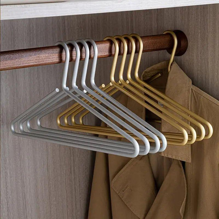 Detailaufnahme des Anti-Rutsch Metall-Kleiderbügels Closura, stabil und langlebig für Ihre Kleidung.