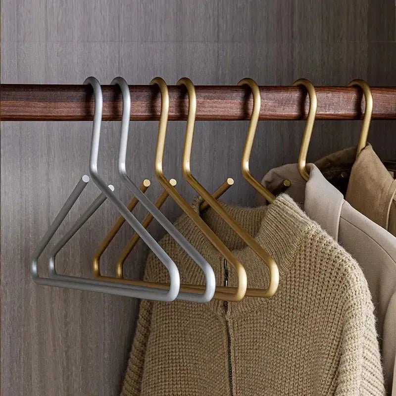 Goldener, luxuriöser Anti-Rutsch Kleiderbügel für Mäntel und Hemden in Ihrem eleganten Kleiderschrank.