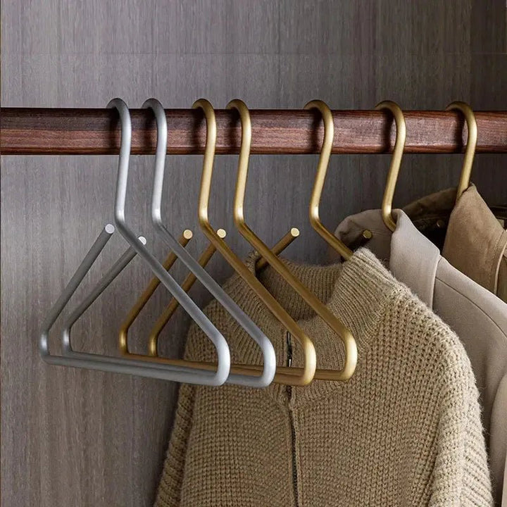 Goldener, luxuriöser Anti-Rutsch Kleiderbügel für Mäntel und Hemden in Ihrem eleganten Kleiderschrank.