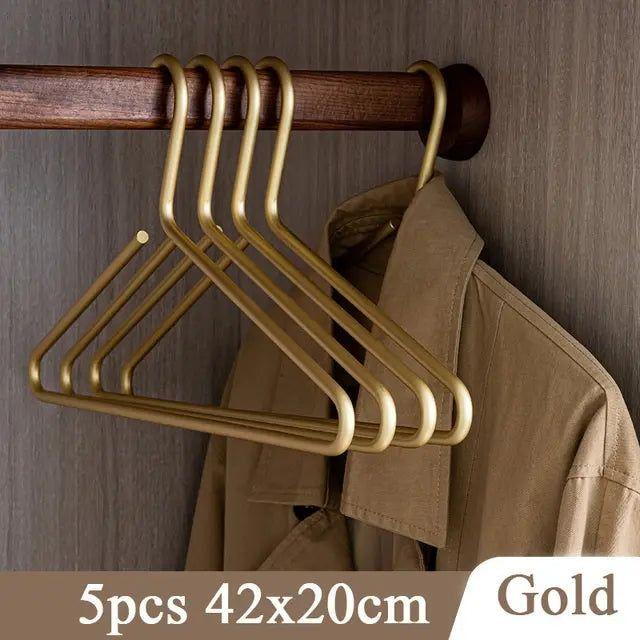 Silberner eleganter Metallbügel von Closura, perfekt für luxuriöse Garderoben und ein ordentliches Zuhause.