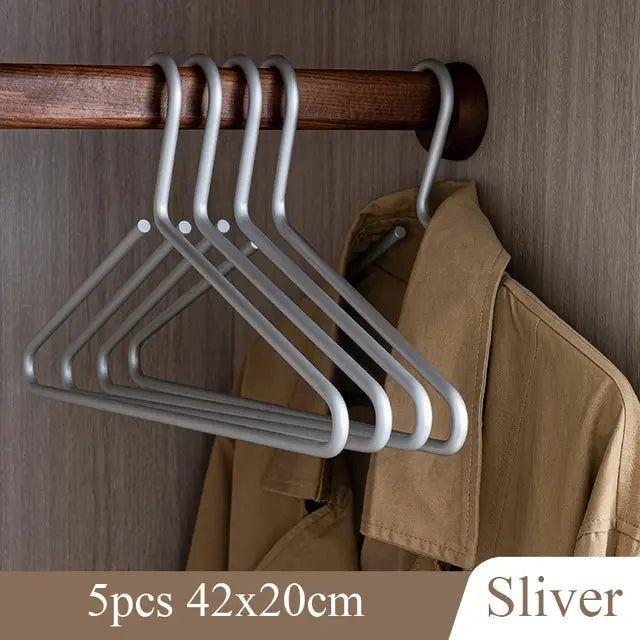 Stabiler Anti-Rutsch Kleiderbügel aus Metall, ideal für schwere Kleidungsstücke und ein aufgeräumtes System.