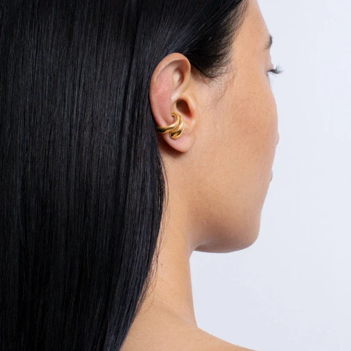 Luxuriöse piercingfreie Ohrmanschette, goldener Ohrschmuck für Damen, modern & chic.