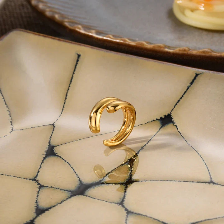 Geometrische goldene Ohrmanschette, trendiger Damenschmuck, piercingfrei & stilvoll.