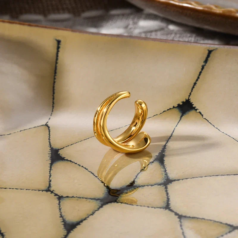 Elegante Ohrmanschette für Damen, goldfarbener Ohrschmuck, luxuriös und modern designt.