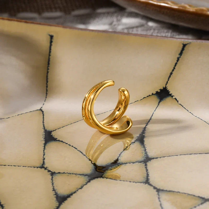 Elegante Ohrmanschette für Damen, goldfarbener Ohrschmuck, luxuriös und modern designt.