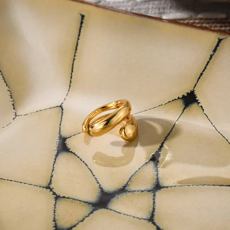 Goldene Ohrmanschette, luxuriös, eleganter Ohrschmuck für Damen, modern & ansprechend.