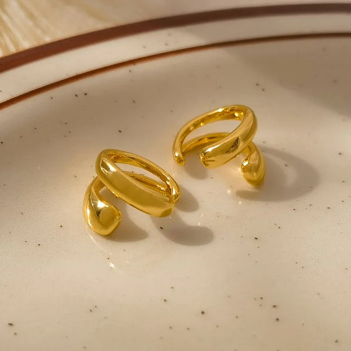 Piercingfreie Damen Ohrmanschette, Gold-Optik, eleganter Ohrschmuck für besondere Anlässe.