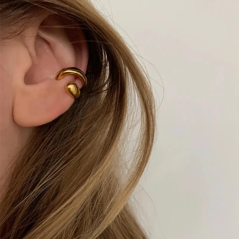Luxuriöse goldene Ohrmanschette für Damen, modern & ohne Piercing, auffälliger Ohrschmuck.