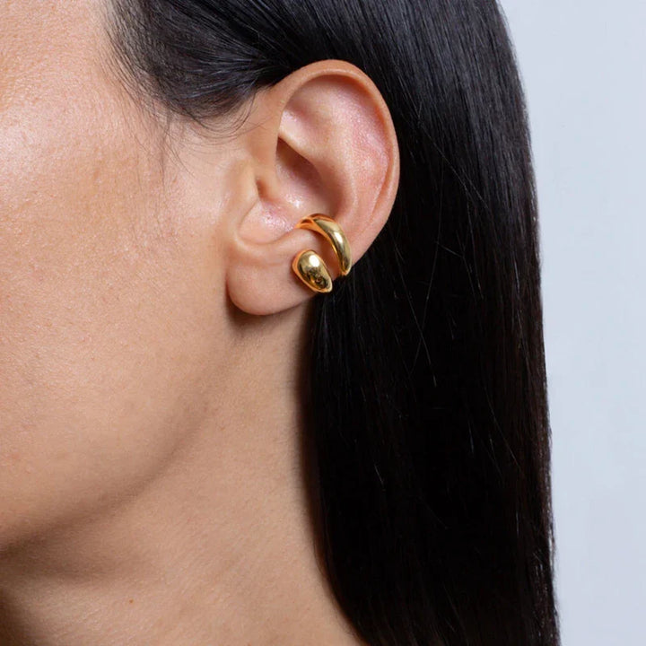 Trendiger Damenschmuck: elegante Ohrmanschette in Gold, piercingfrei und luxuriös.