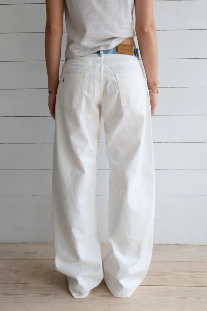 Vielseitige weiße Damen Jeans mit lockerem Schnitt und gestreiftem Bund. Ideal für bequeme Alltags-Looks.
