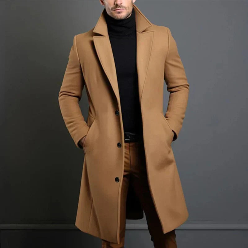 Klassischer langer Herren-Trenchcoat in Braun, ideal für Herbst & Winter. Warmer, eleganter Herrenmantel.