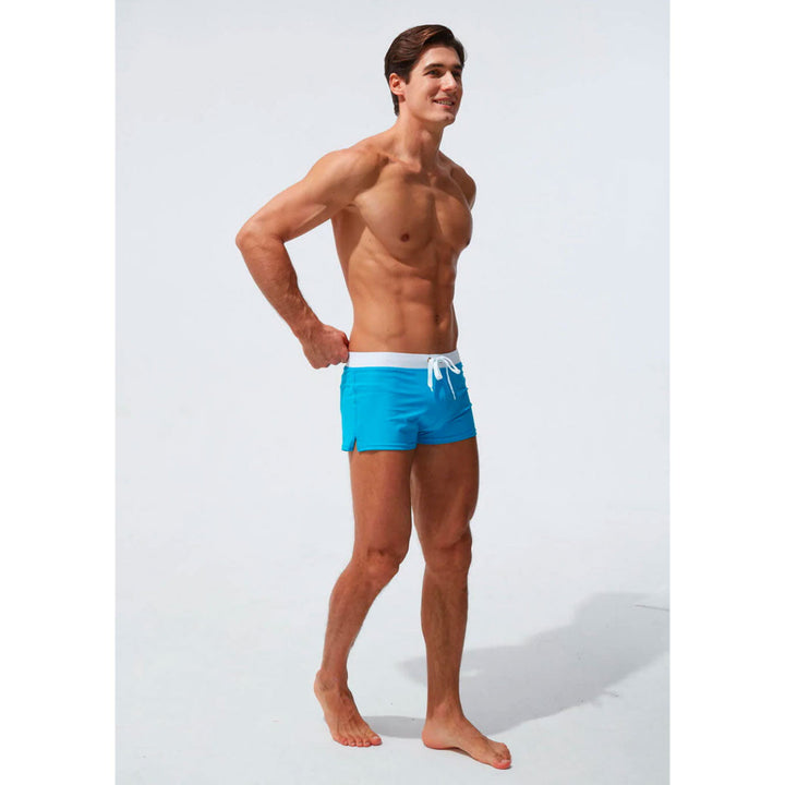 Kurze Herren Strandshorts, perfekt für Pool, Strand und Freizeitaktivitäten.