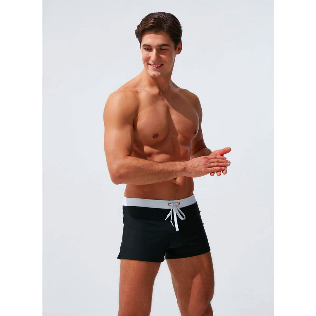 Sportliche Herren Badehose mit elastischem Bund, schnelltrocknend, für aktiven Sommer.