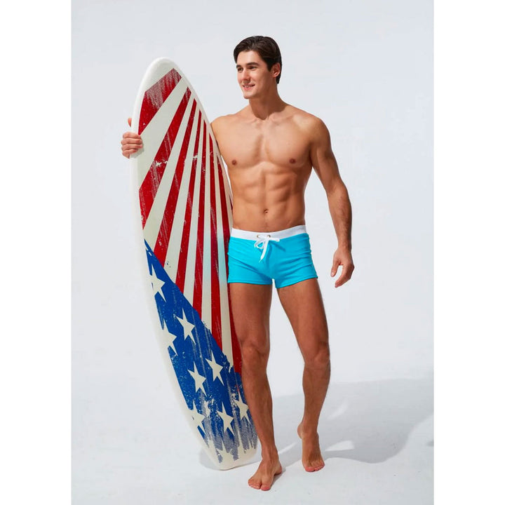 Stylische Herren Badeshorts mit elastischem Bund, perfekt für Urlaub und Schwimmen.