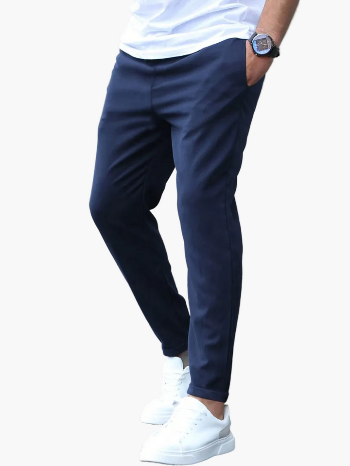 Sportliche Herren Slim-Fit Hose mit Kordelzug, ideal für Bewegung und einen modernen Casual-Look.
