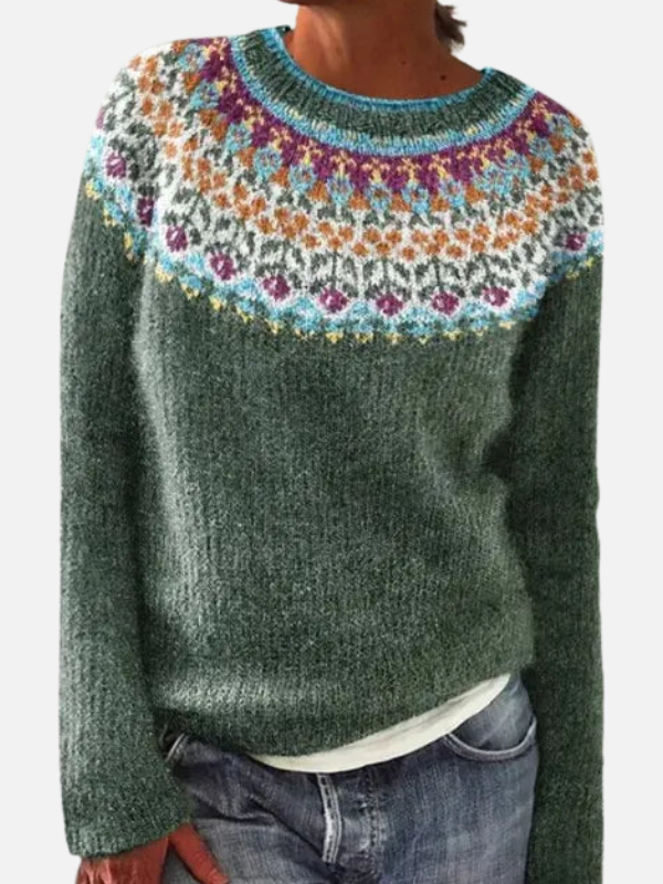 Dame trägt gemusterten Strickpullover mit Rundhalsausschnitt. Perfekt für Herbstmode.