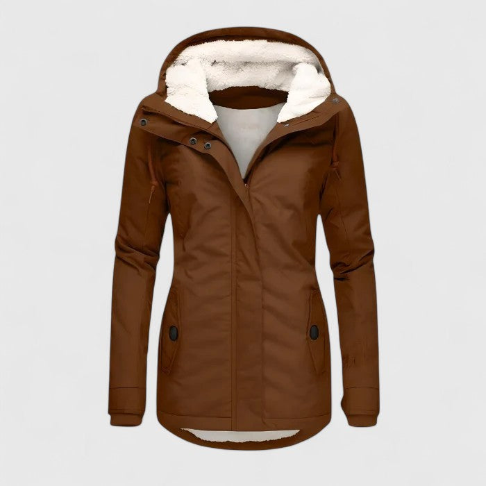 Frontansicht der warmen, wasserdichten Damen Kapuzenjacke, ideal für Outdoor-Aktivitäten im Winter.