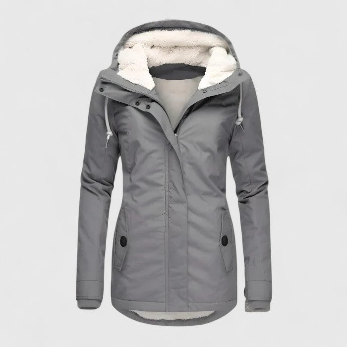 Modische Damen Winterjacke, wasserdicht mit Kapuze, beim Spaziergang. Warm & bequem für den Winter.